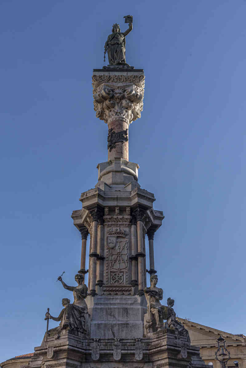 Pamplona 038 - monumento a los Fueros.jpg